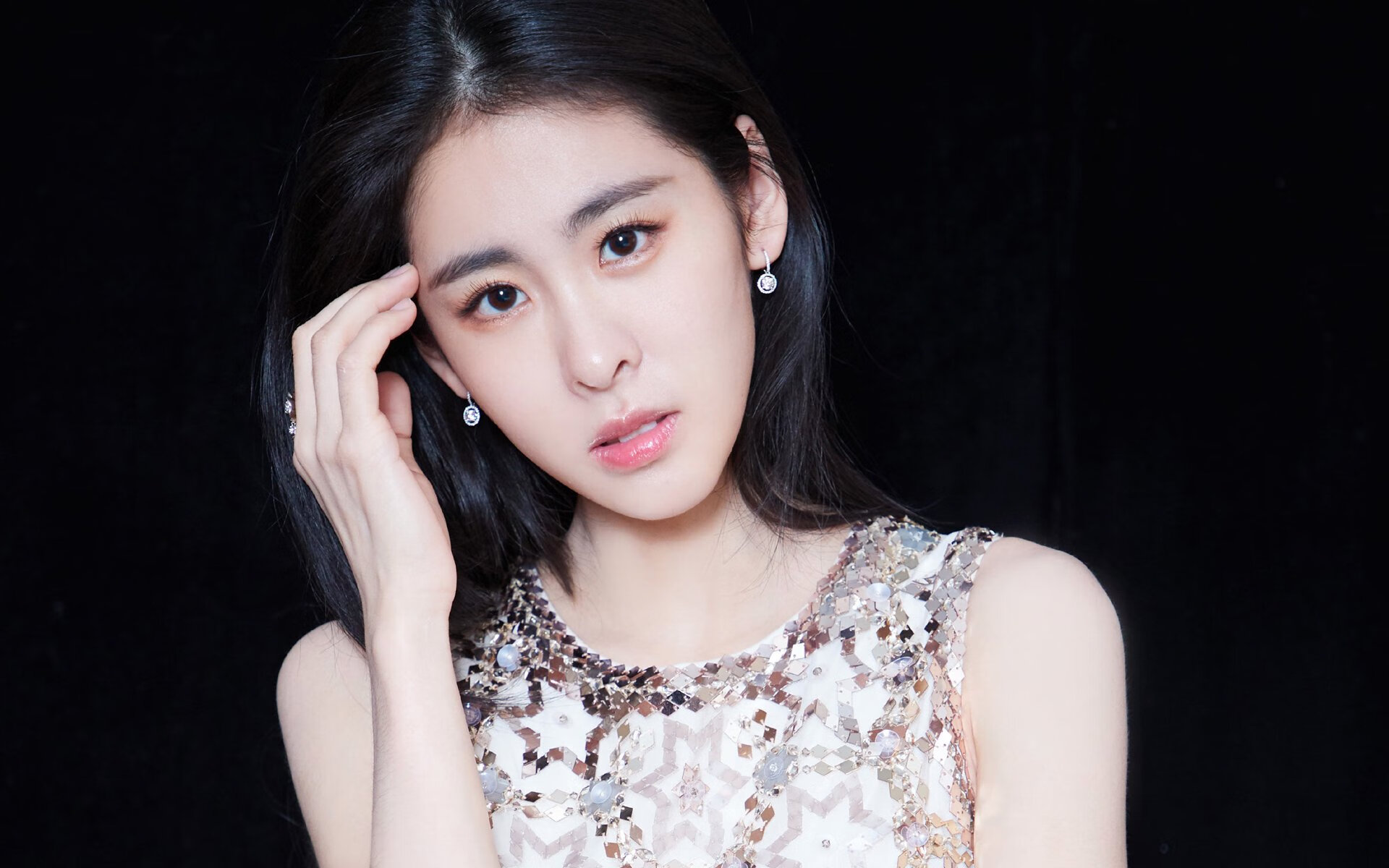 开云中国大陆-女足比赛中，中国队员赵某连入两球，中国女子足球队问责